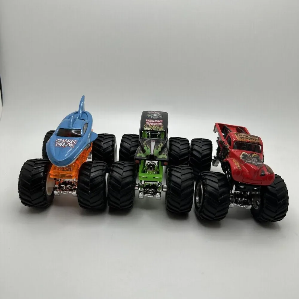Hot Wheels Monster Jam Shark Wreak Grave Digger Captain’s Curse 1:64 Truck Lot